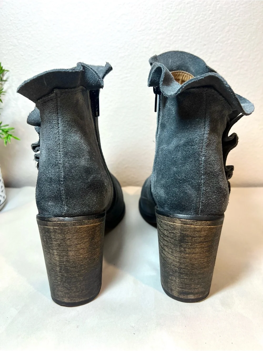 Klub Nico “Bellamy” Women’s Ruffle Ankle Booties Bluish Gray Suede Boots | SZ 6